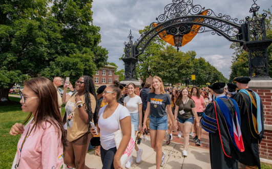 First-Year 红灯区色情片 Tigers process through campus during opening day convocation. 